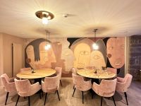 Plafond tendu acoustique blanc et mur tendu LIN imprimé