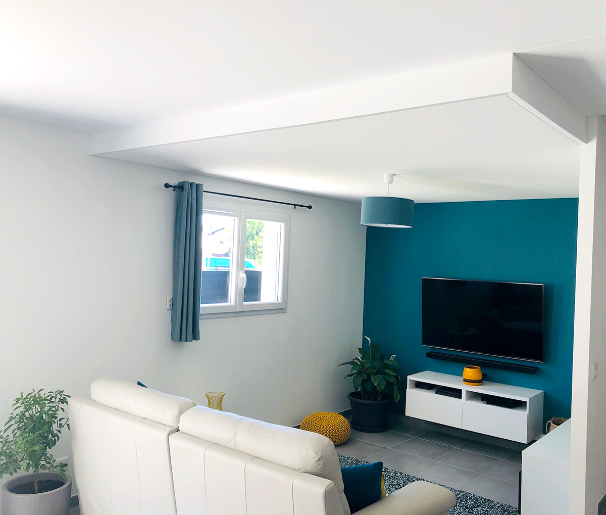 Plafond tendu blanc mat dans un salon, posé par Textens