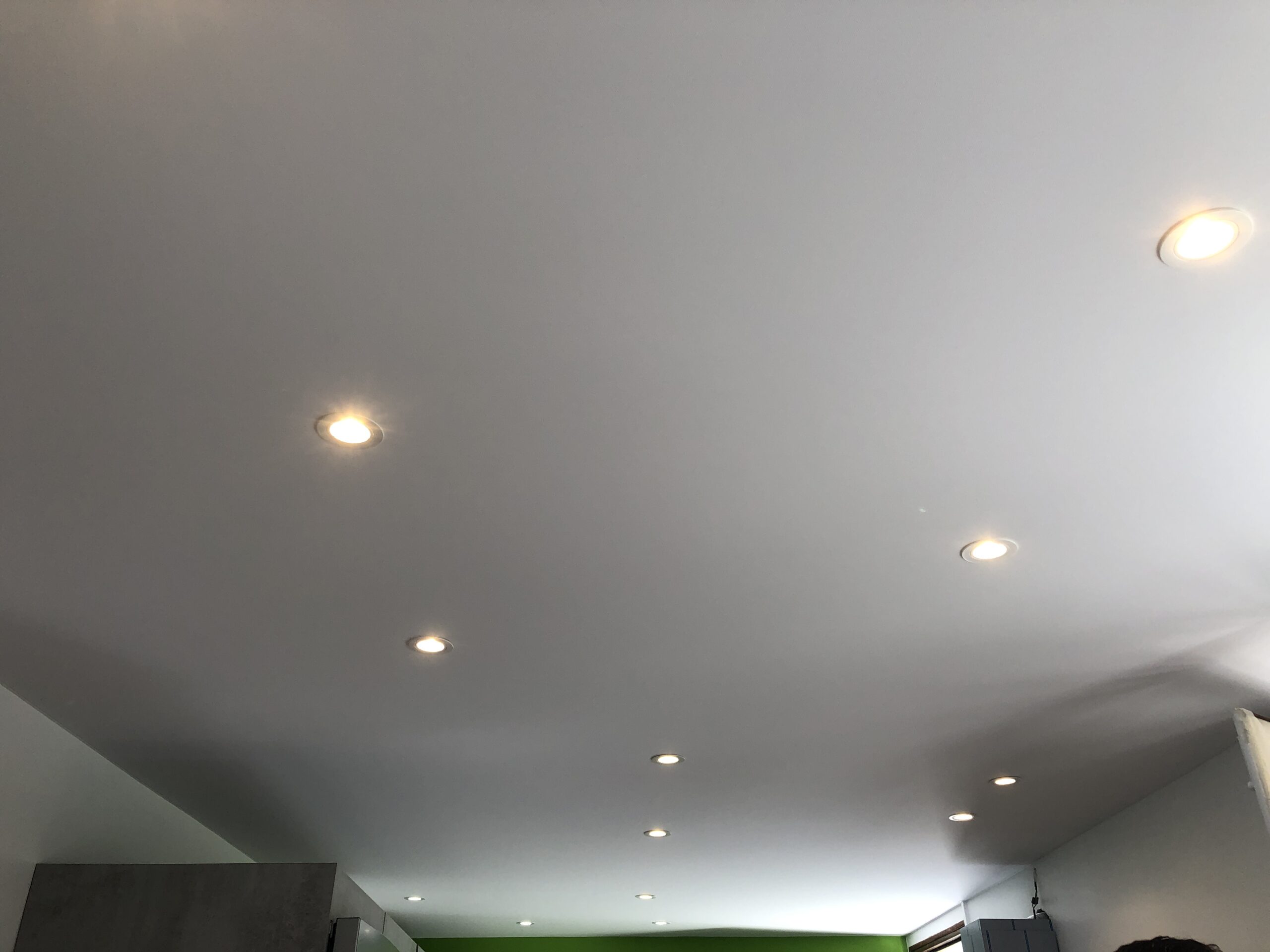 Plafond tendu acoustique micro-perforé dans une pièce à vivre