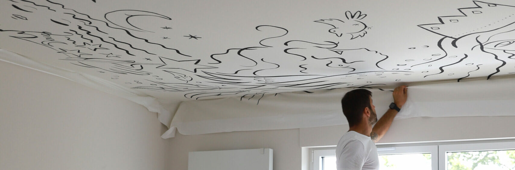 Pose d’une toile tendue imprimée acoustique dans une chambre