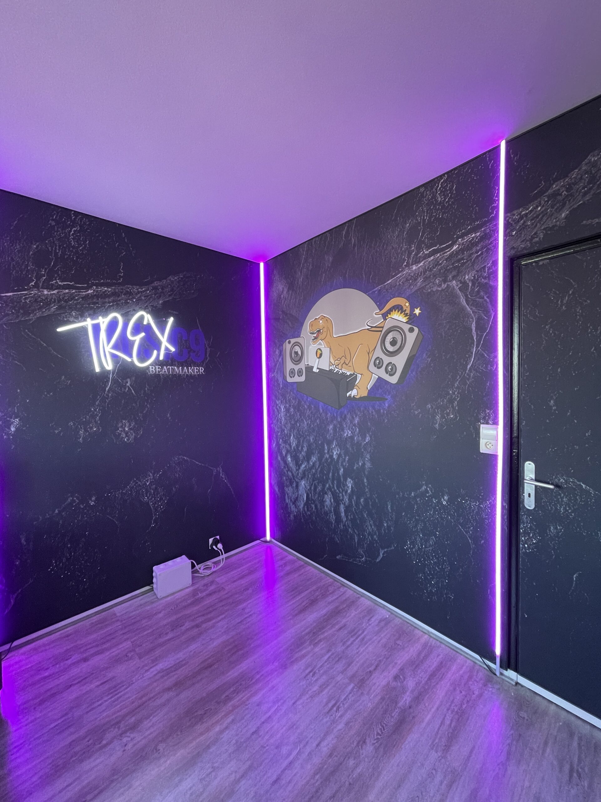 Toile tendue mur acoustique imprimé sur-mesure dans un studio de beatmaker avec des éclairages bandeau LED