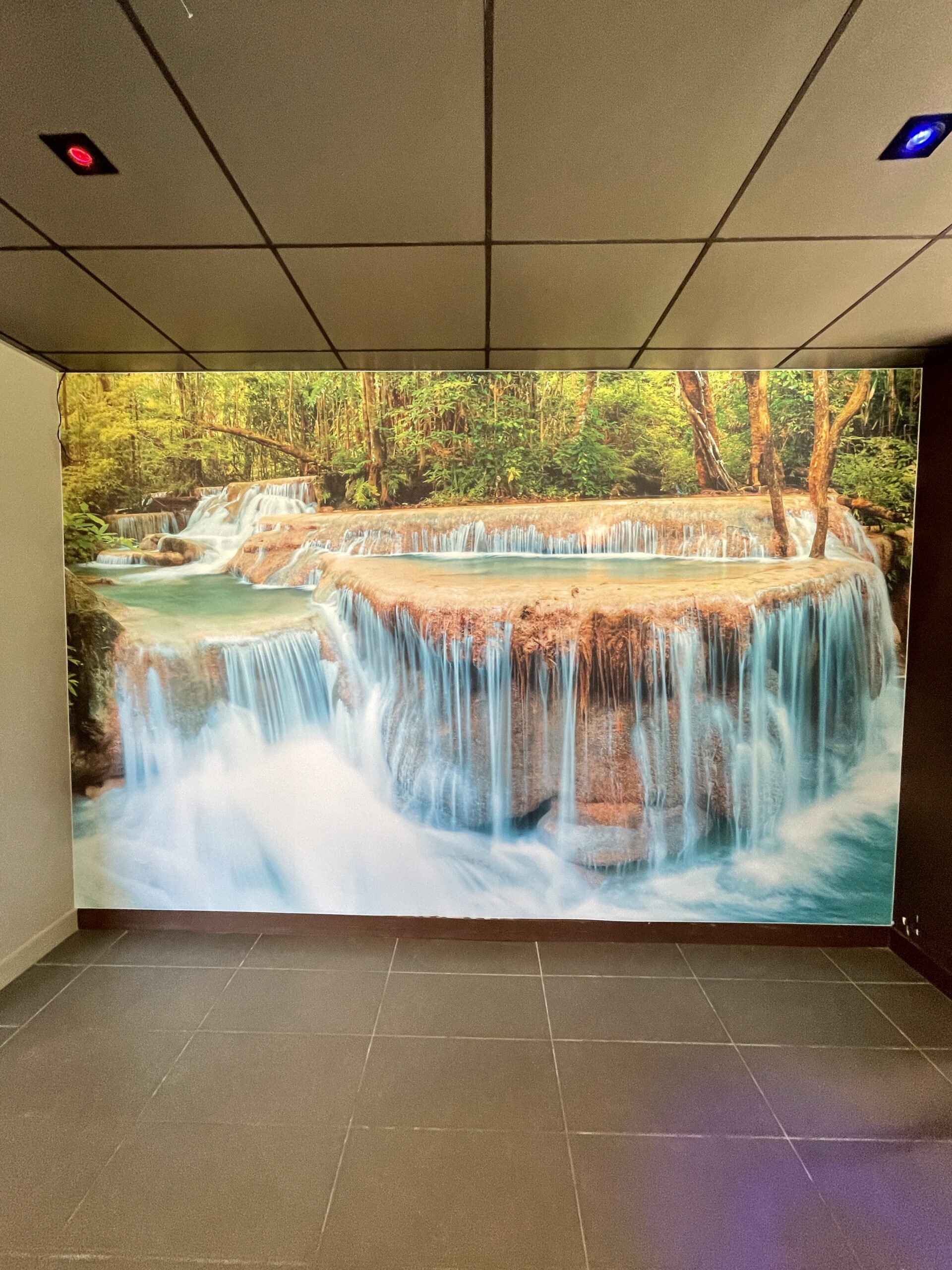 Toile tendue mur imprimé cascade dans un SPA voiron grenoble