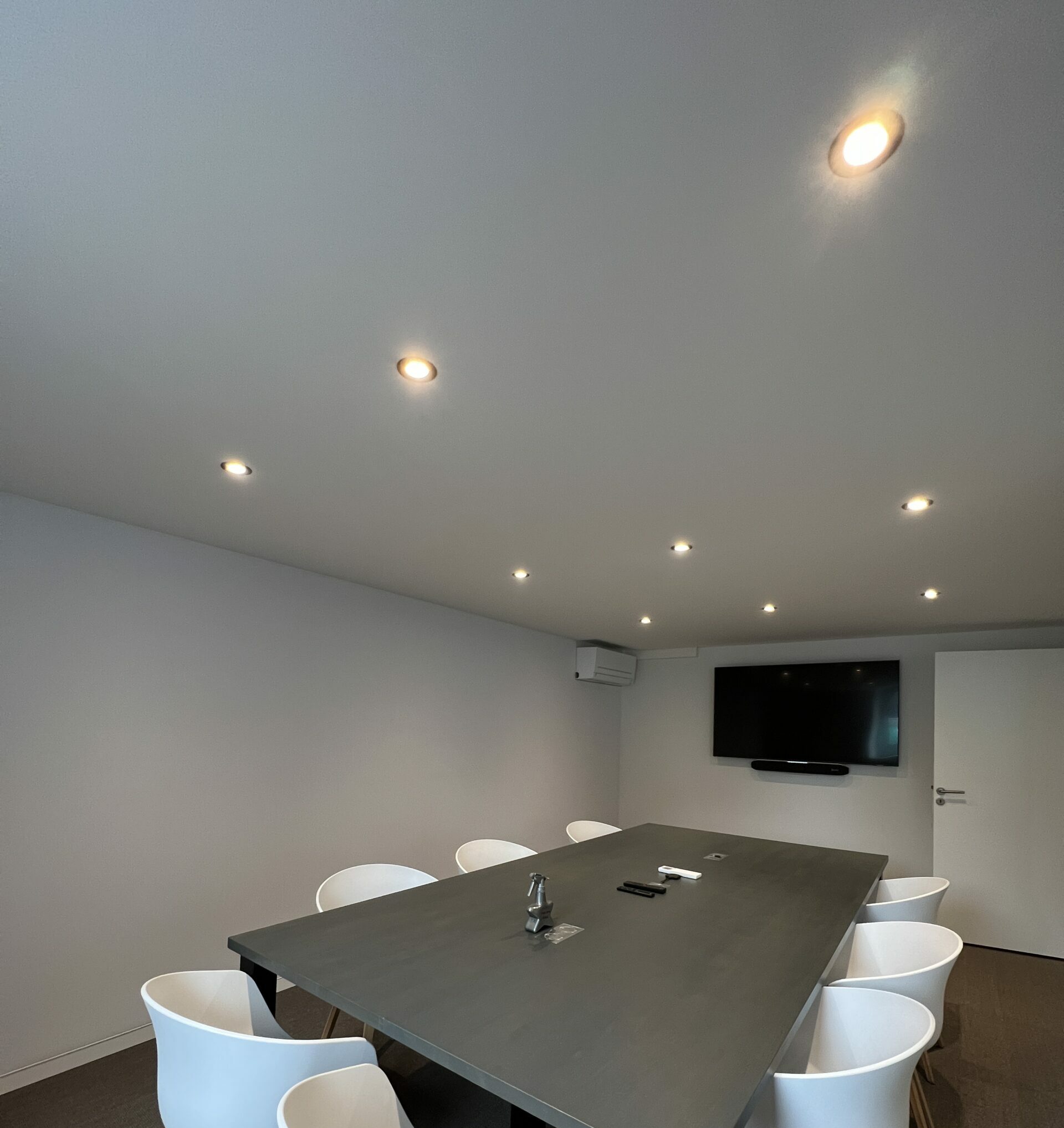 Plafond tendu et mur acoustique blanc dans une salle de réunion grenoble