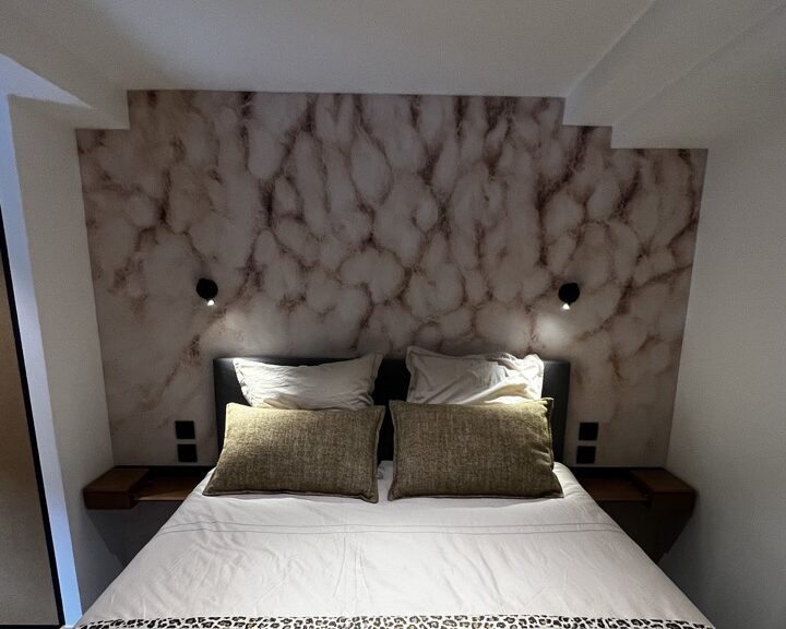 Toile tendue mur imprimé coton dans une chambre parental courchevel