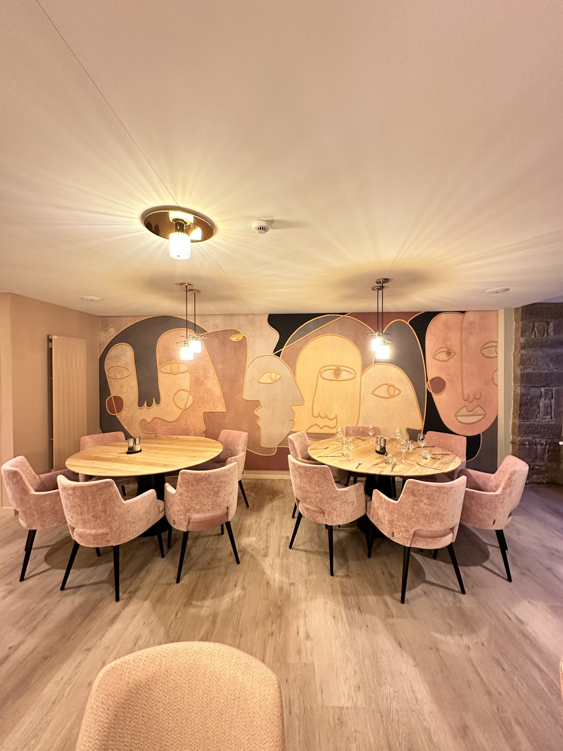 Plafond tendu acoustique blanc et mur tendu LIN imprimé
