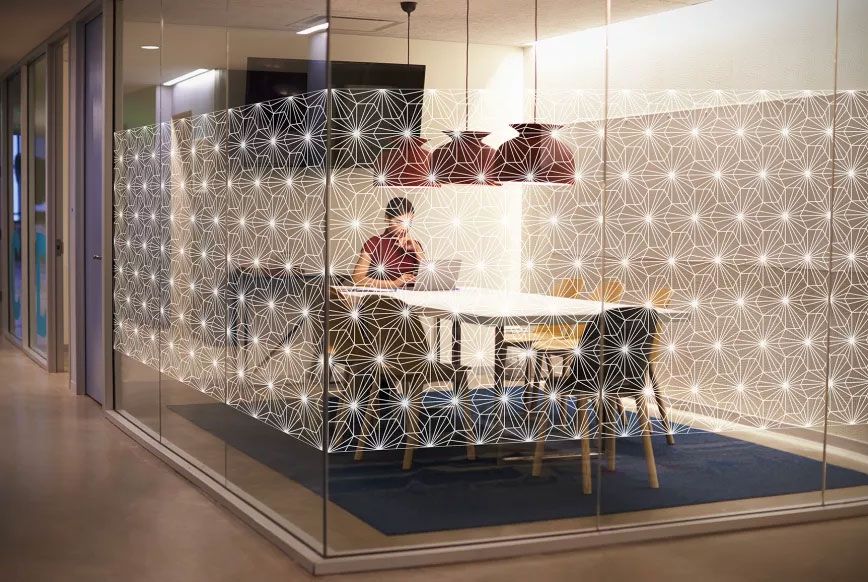 Salle de réunion vitrée habillée d'un film décoratif à motif étoilé blanc