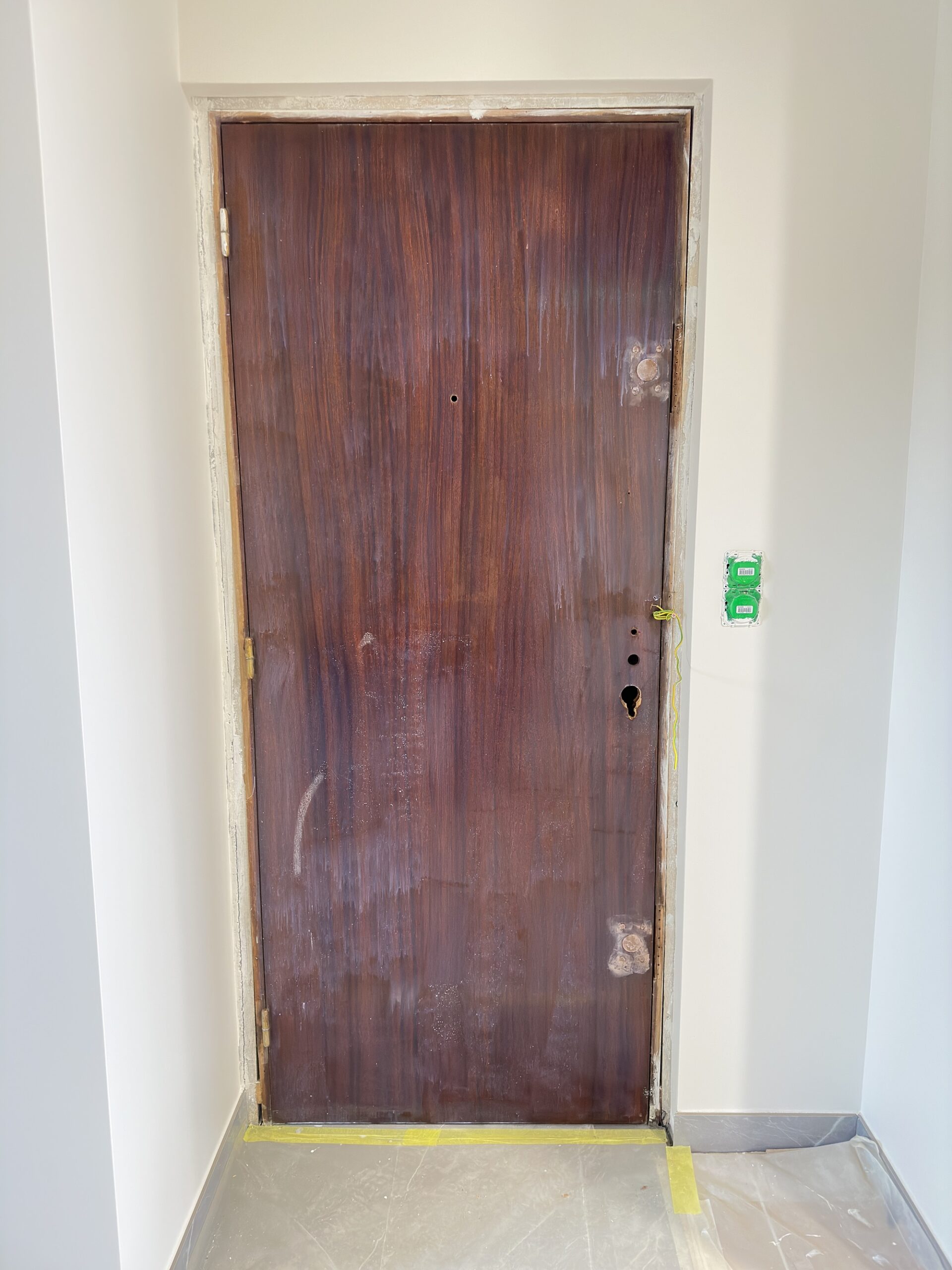 Porte avec moulures, non adaptée au covering adhésif
