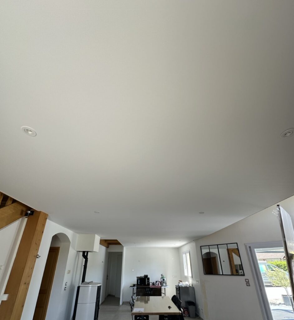 Plafond tendu blanc classique avec spots intégrés, réalisation Textens