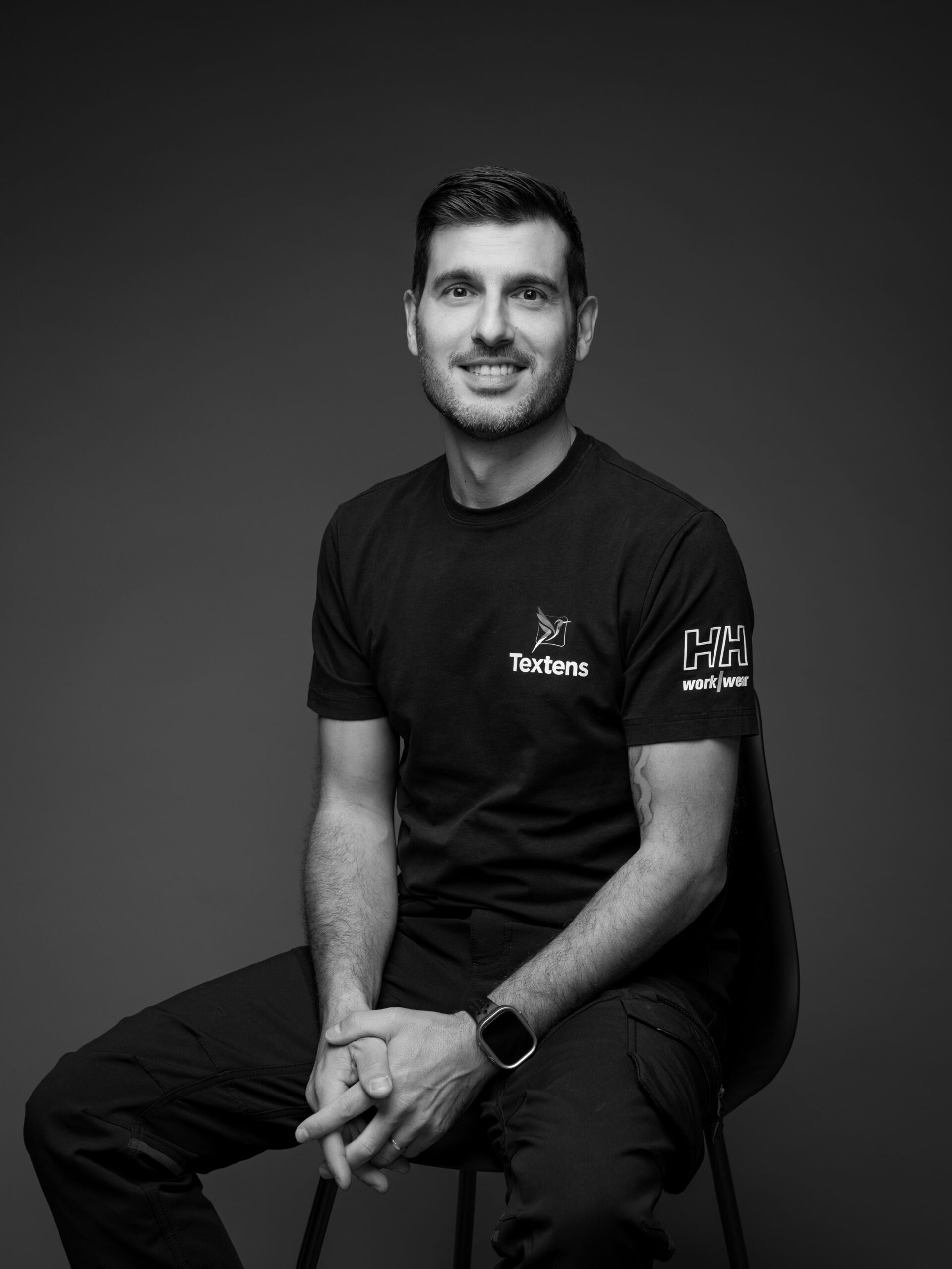 Jérôme, artisan poseur de plafonds tendus Textens, en cours de pose