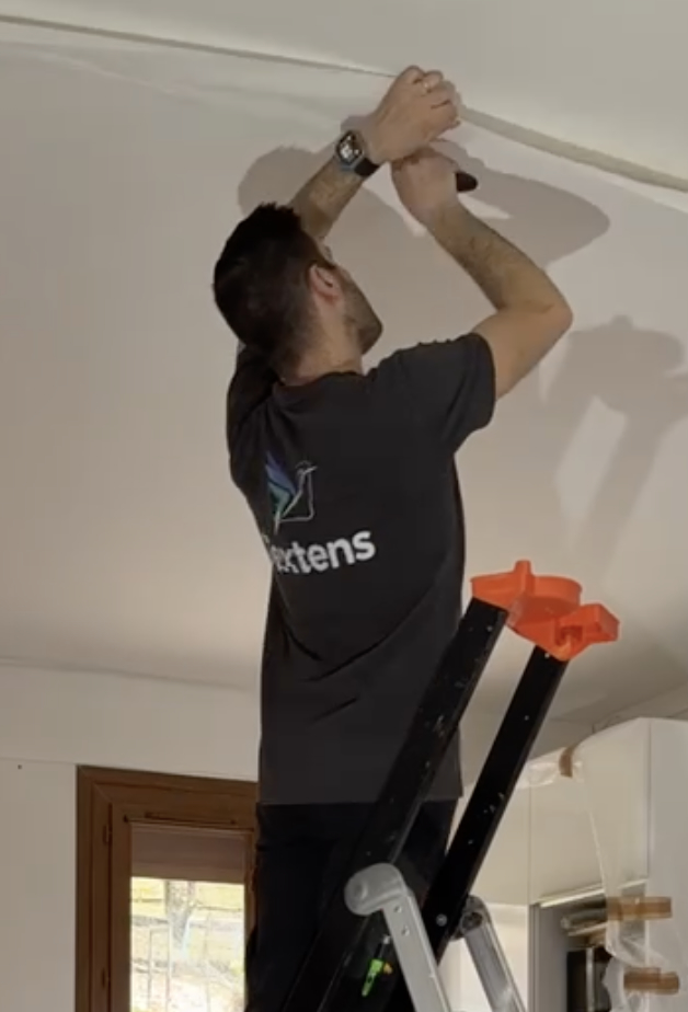 Jérôme artisan TEXTENS en intervention plafond tendu polyester Voiron Isère