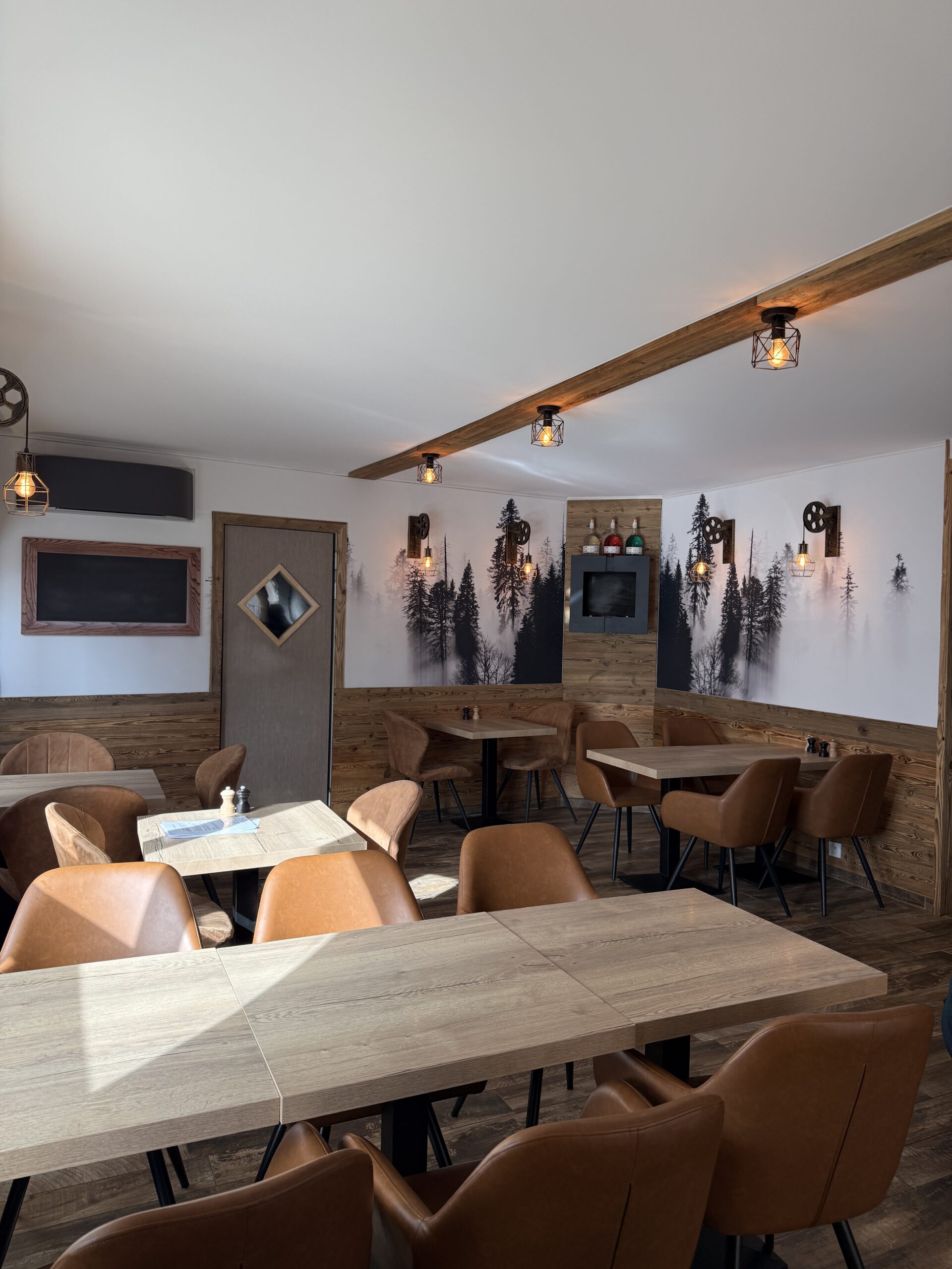 Plafond tendu acoustique blanc + mur imprimé acoustique "foret sapin noir et blanc" dans salle de restauration 'L'éclat de sel" voiron isère