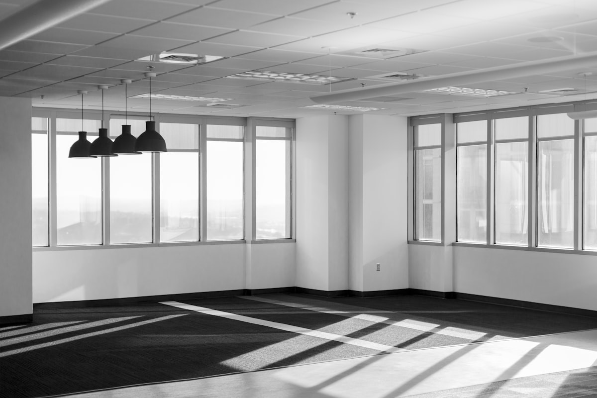 Intérieur lumineux avec baie vitrée exposée au soleil, avant pose de film anti chaleur fenêtre
