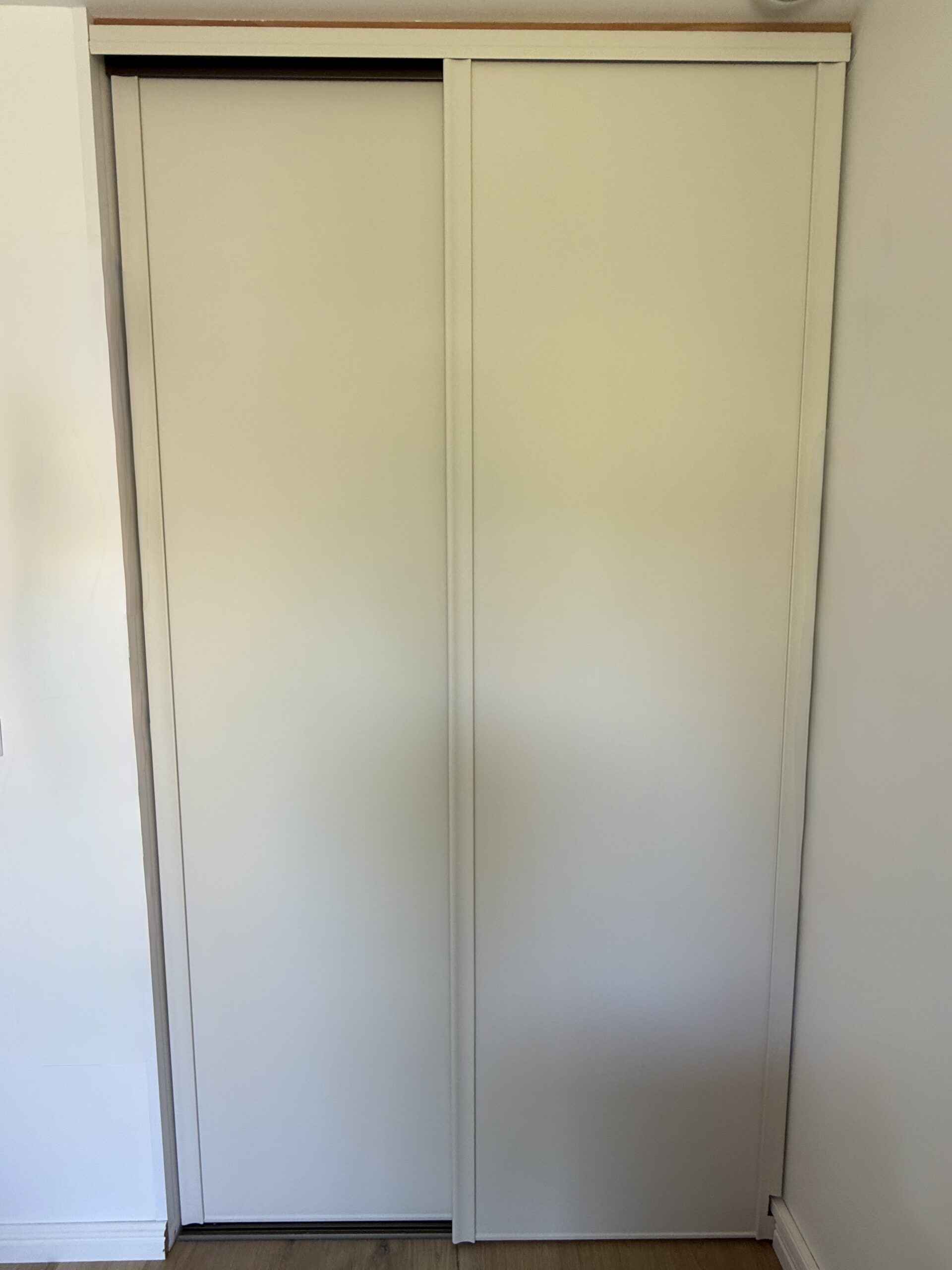 Le même placard après covering : portes en blanc soft touch, finition effet velours