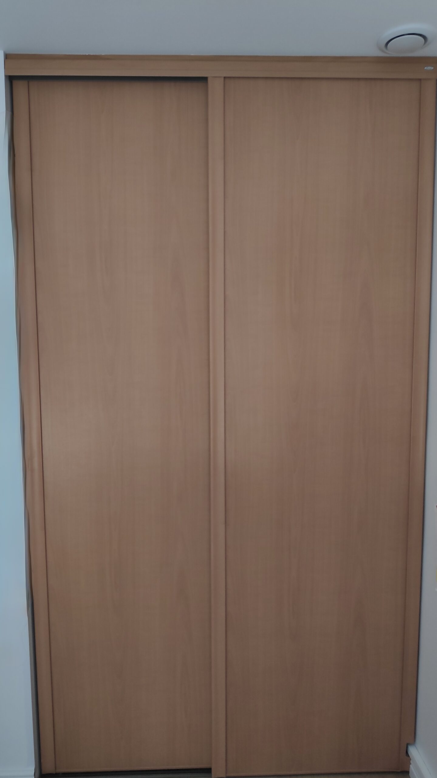 Placard coulissant avant covering : portes en stratifié hêtre clair