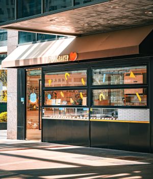 Devanture commerciale avec vitrines exposées au soleil, film solaire vitrine pour protéger marchandises et réduire chaleur