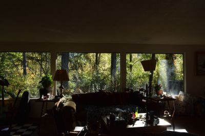 Lumière solaire intense traversant une fenêtre de maison, solution film solaire maison pour réduire la chaleur